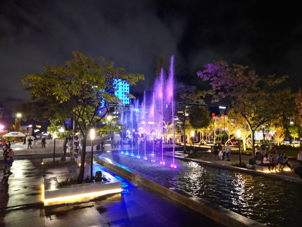 La plaza Divino Salvador del Mundo se iluminó esta noche